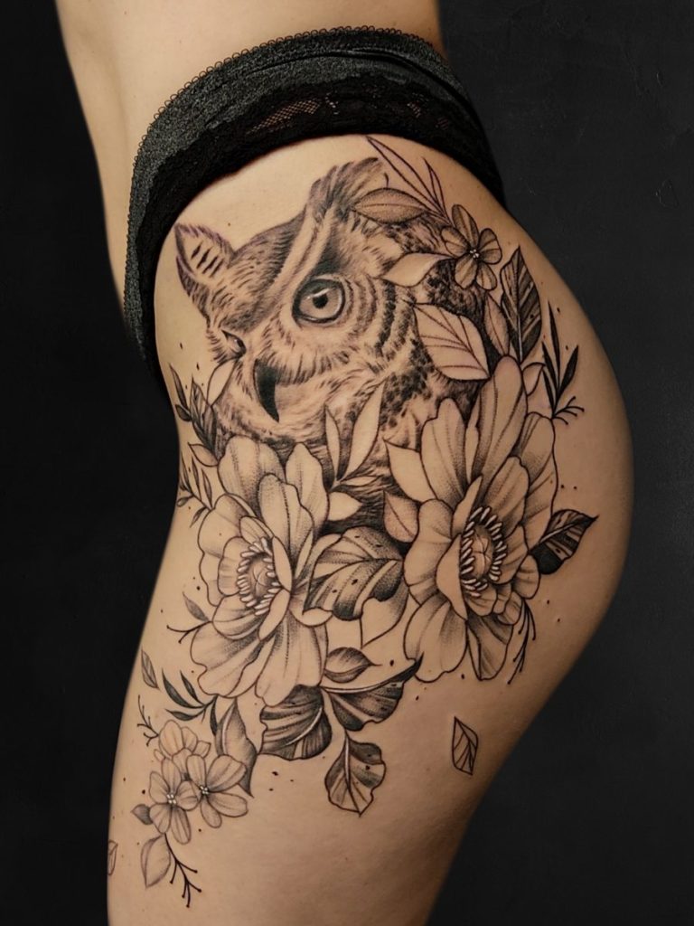 Lijepa nježna ženstvena tetovaža sove i cvijeća na bedru- Hornet Tattoo Studio