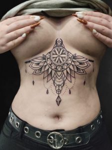 Ornamentalna tetovaža mandala na trbuhu,