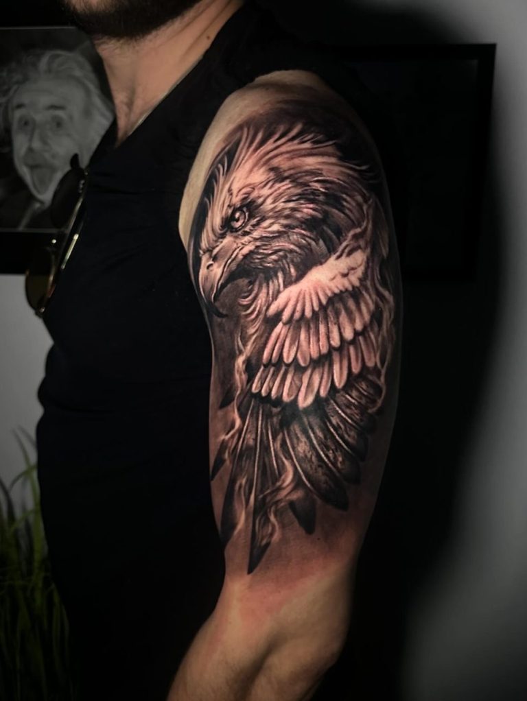 Realistična black and grey tetovaža orla na nadlaktici- Hornet Tattoo Studio