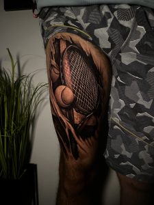 Tetovaža teniskog reketa na nozi- Hornet Tattoo Studio