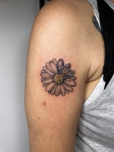 Tetovaža tratinčice na ruci- Tattoo Studio Novalja