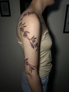 Tetovaža cvjetnog motiva koji se mota oko ruke- Hornet Tattoo Studio