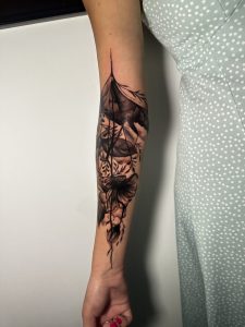 Cvjetna black and grey tetovaža na podlaktici- Hornet Tattoo Studio