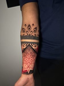 Tetovaža mandala u trash polka stilu,