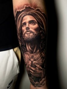 Realistična tetovaža Isusa na podlaktici- Hornet Tattoo Studio