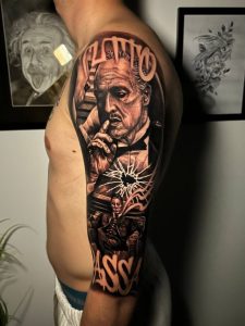 Realistična black and grey tetovaža portreta na nadlaktici- Hornet Tattoo Studio Zagreb