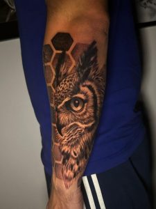 Black and grey realistična tetovaža sove na ruci- Hornet Tattoo Studio