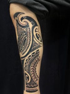 Maori tetovaža na nozi