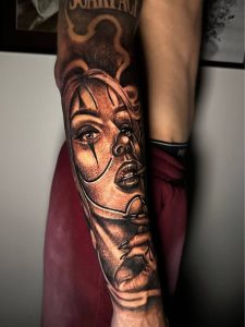 Black and grey portret žene u chicano stilu tetovaža