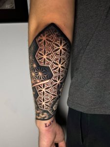 Geometrijska tetovaža na podlaktici- Hornet Tattoo Studio