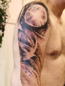 Black and grey apstraktna tetovaža na nadlaktici
