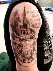 Black and grey tetovaža s motivima grada Zagreba