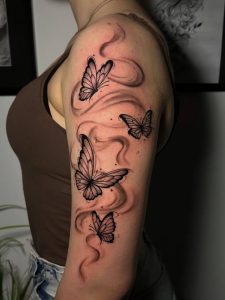Tetovaža leptira na nadlaktici- Hornet Tattoo Studio
