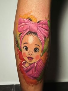 Portret djevojčice u boji tetovaža na nozi