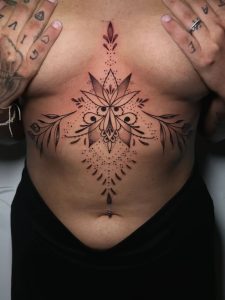 Ornamentalna mandala tetovaža na trbuhu